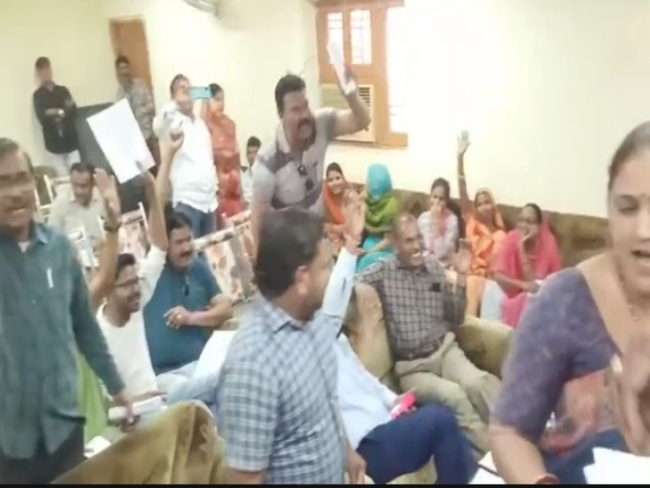 सिरोही नगर परिषद की मंगलवार को आयोजित बजट बैठक में वर्ष 2023-24 के 94 करोड़ 16 लाख के संशोधित बजट का अनुमोदित किया गया। - Dainik Bhaskar