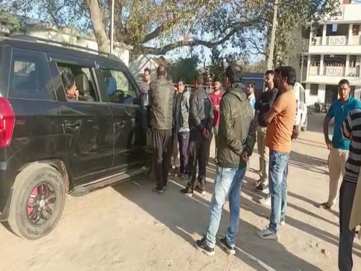 पुलिस जांच में जुटी।