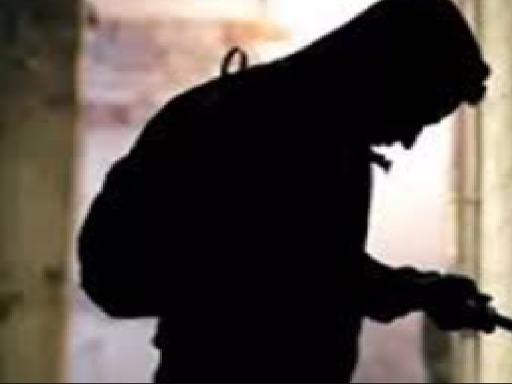 चित्रकूट नगर और हरमाड़ा इलाके में चोर दो सूने मकानों के ताले तोड़कर लाखों रुपए के गहने और कैश चोरी कर ले गए। (डेमो पिक) - Dainik Bhaskar