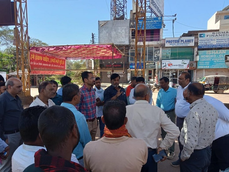 व्यापारियों की समस्या को सुनते अधिकारी