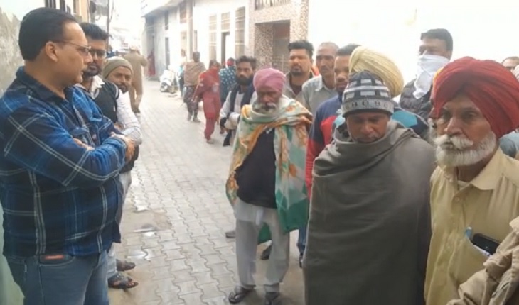 मोगा के घर में महिला का शव मिला: लोगों ने लाश देख पुलिस बुलाई, 2 मोगा के घर में महिला का शव मिलने के बाद गली में मौजूद लोग।