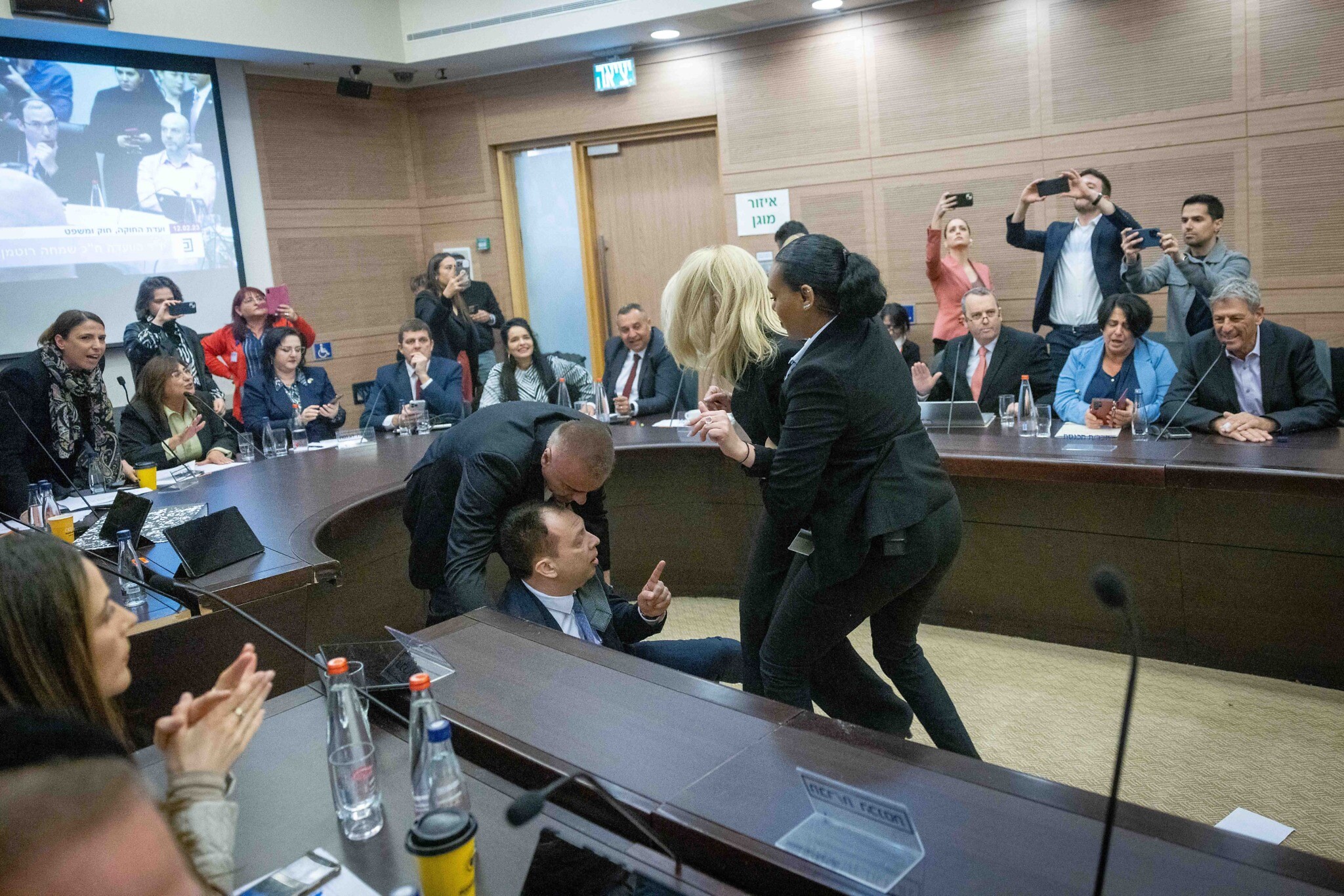 सोमवार को संसद में बिल पर वोटिंग के दौरान विपक्षी पार्टी के नेताओं ने जमकर हंगामा किया।