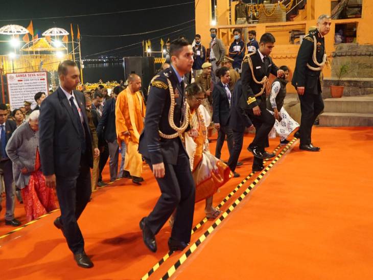 वाराणसी के दशाश्वमेध घाट की सीढ़ियों पर चढ़तीं राष्ट्रपति द्रौपदी मुर्मू।