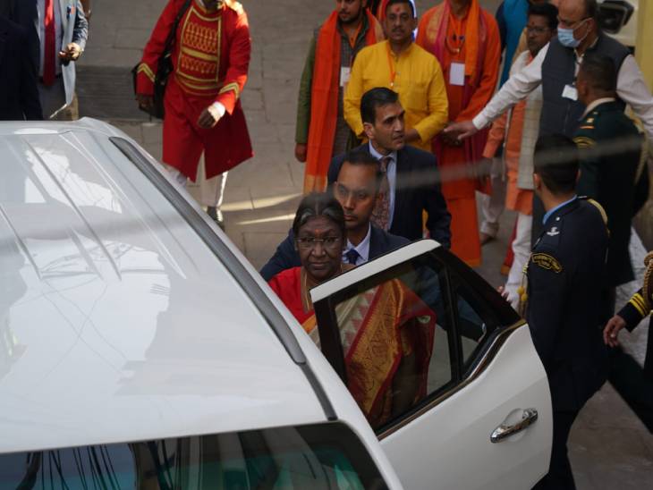 मैदागिन स्थित बाबा काल भैरव का आशीर्वाद लेकर वापस अपनी कार में सवार होतीं राष्ट्रपति।