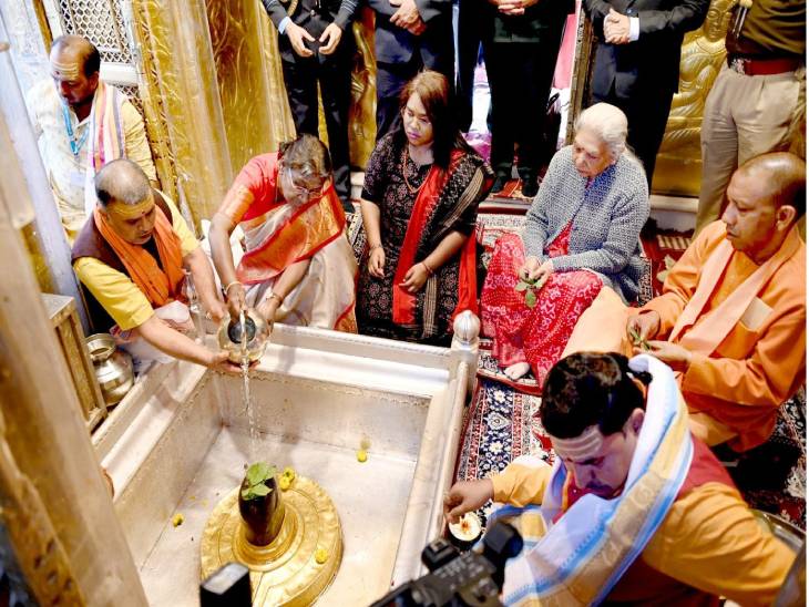 बाबा श्रीकाशी विश्वनाथ का जलाभिषेक करतीं राष्ट्रपति।