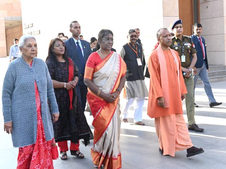 राष्ट्रपति ने श्रीकाशी विश्वनाथ कॉरिडोर को पूरा देखा। उसकी भव्यता की तारीफ CM योगी से की।