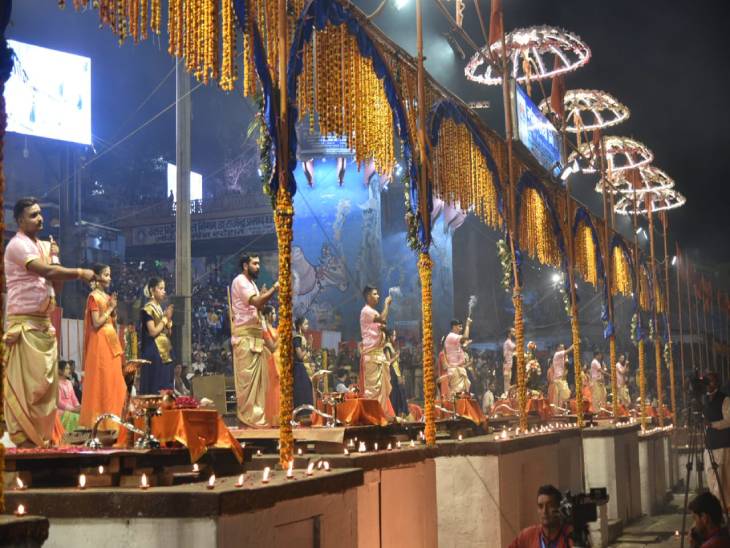 गंगा सेवा निधि की ओर से 21 देव कन्याओं और 9 अर्चकों के साथ मनमोहक आरती का नजारा कुछ ऐसा देखने को मिला।