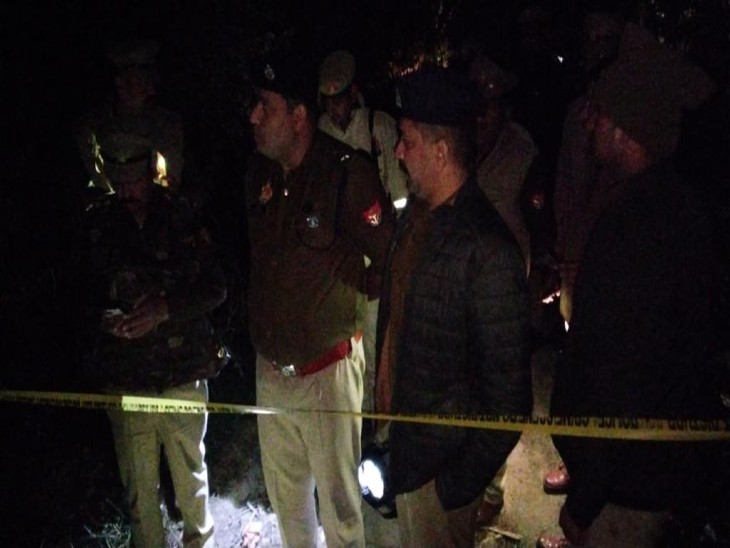 मौके पर जांच करते DCP वेस्ट विजय ढुल, ACP कल्याणपुर विकास पांडेय समेत अन्य पुलिस फोर्स।