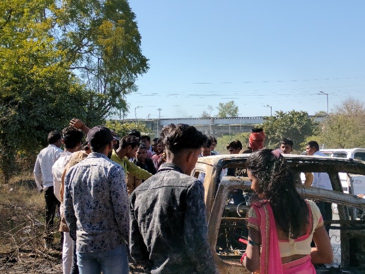 मौके पर जमा भीड़।