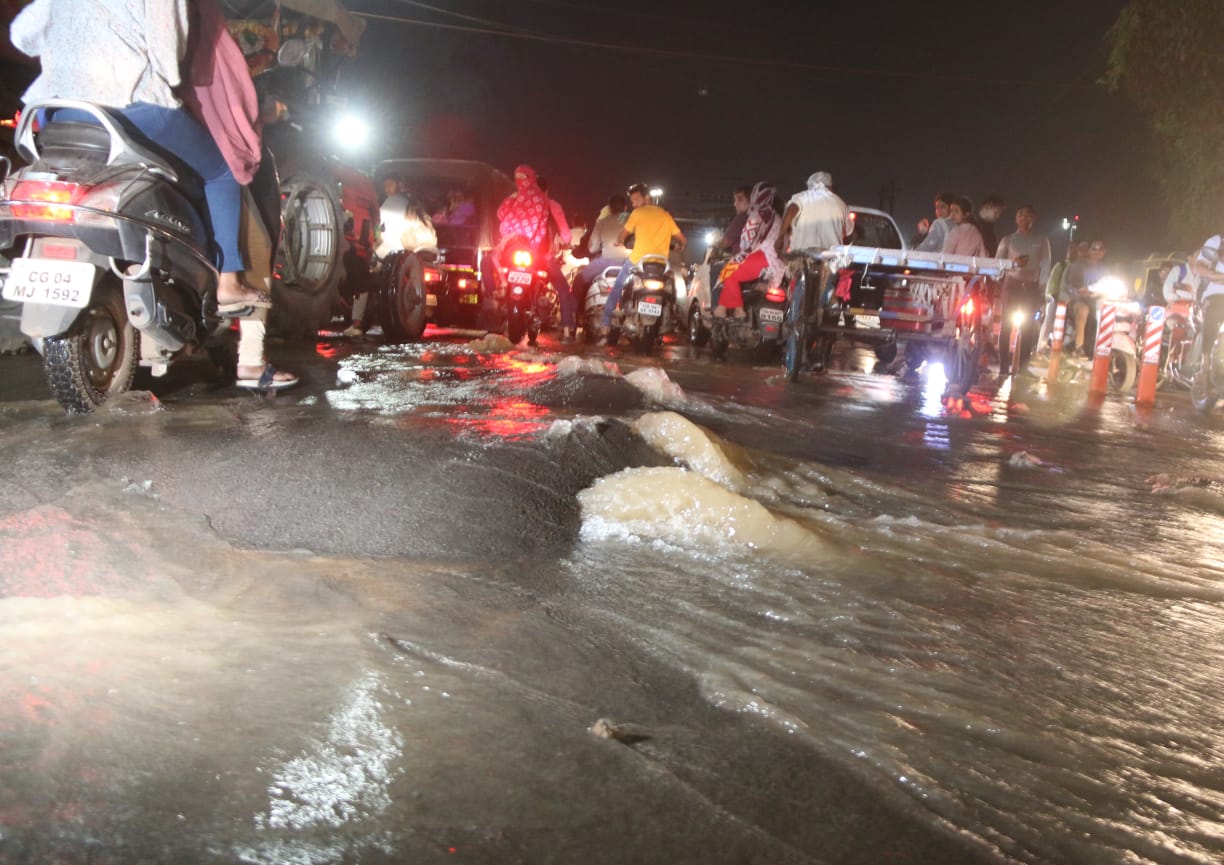 सड़क पर आ गई थी बाढ़।