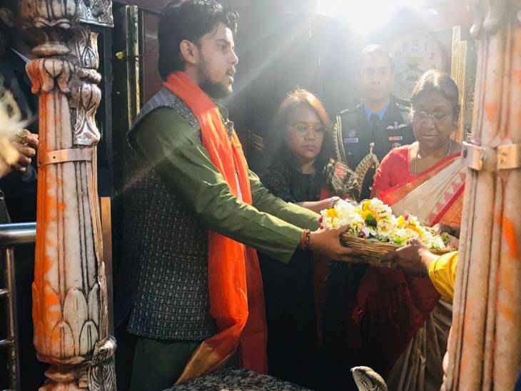 राष्ट्रपति ने बाबा काल भैरव की प्रतिमा पर फूल चढ़ाकर पूजा की। उनके साथ बेटी इतिश्री मुर्मू भी रहीं।