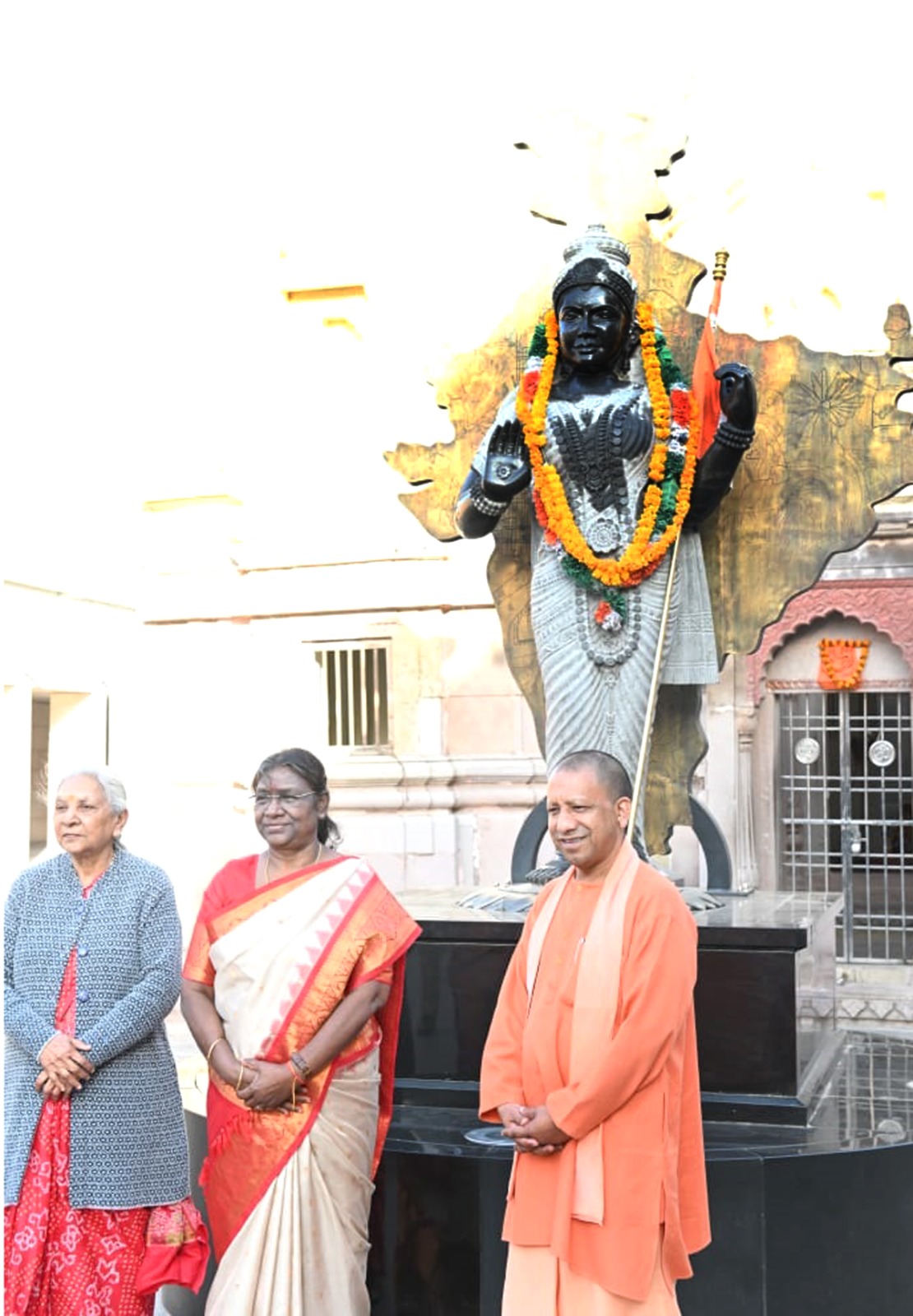 काशी विश्वनाथ कॉरिडोर में भारत माता के मंदिर के पास तस्वीरें क्लिक करातीं राष्ट्रपति द्रौपदी मुर्मू, राज्यपाल आनंदी बेन पटेल और CM योगी।