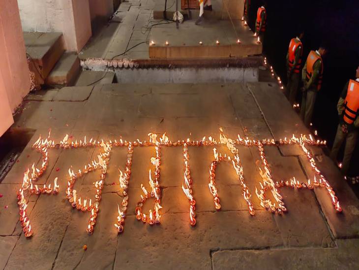 वाराणसी के दशाश्वमेध घाट पर राष्ट्रपति द्रौपदी मुर्मू का दीया जलाकर स्वागत किया गया।