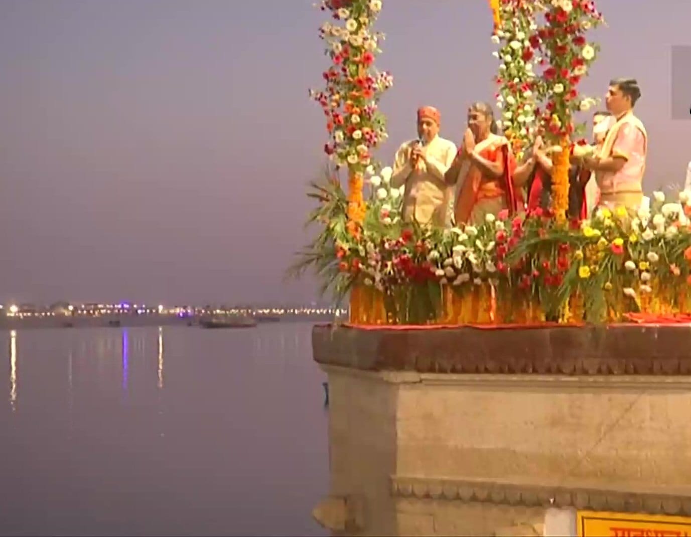 दशाश्वमेध घाट पर पहुंचते ही राष्ट्रपति ने हाथ जोड़कर मां गंगा को प्रणाम किया।