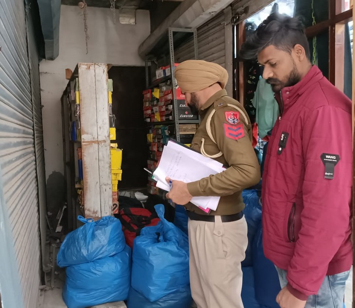 अबोहर में हैंडलूम शॉप में चोरी: 9 हजार और कंबल-रजाइयां ले गए, शटर का ताला तोड़कर घुसे अंदर 2 अबोहर के सदर बाजार में चोरों ने हैंडलूम शॉप के शटर का ताला तोड़कर कैश और अन्य सामान चोरी कर लिया।