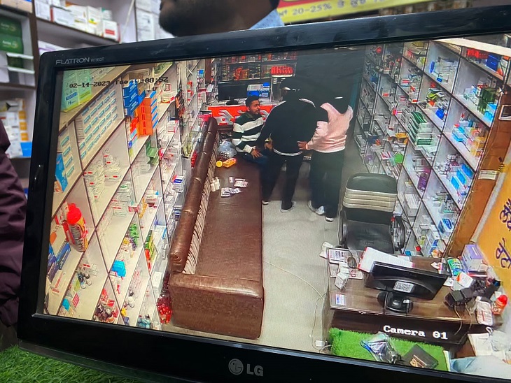 सुनाम में दवा की दुकान पर लूट: सिर दर्द की गोली लेने के बहाने आए बदमाश 2 दुकानदार को सोफे पर गिरा कर खड़े बदमाश।