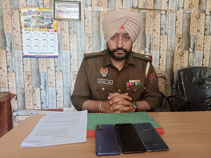 अबोहर में लूटपाट गिरोह के 3 सदस्य काबू: चोरी की बाइक व 3 स्मार्टफोन बरामद 2 आरोपियों की जानकारी देते ASI भूपेंद्र सिंह।