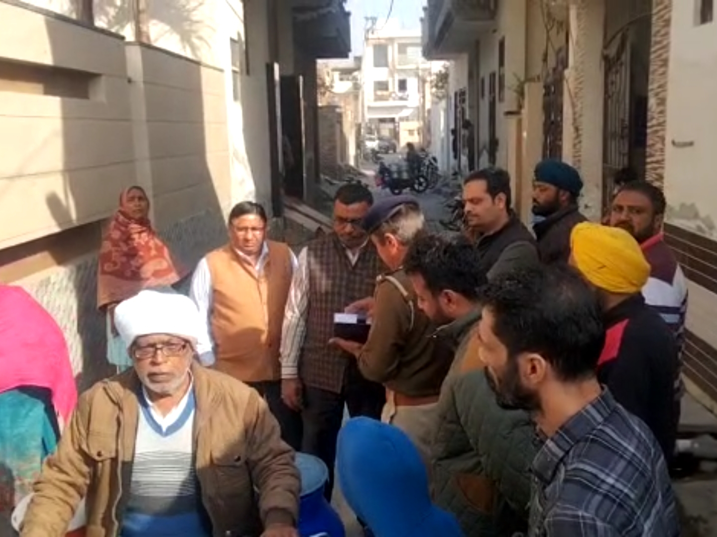 फतेहाबाद में फंदे पर लटकी मिली विवाहिता: 6 महीने पहले हुई थी शादी 5 घटनास्थल पर छानबीन करते हुए पुलिस और उपस्थित लोग।