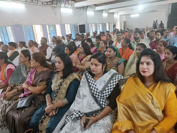 बैठक में माजूद महिला मंडल की पदाधिकारी