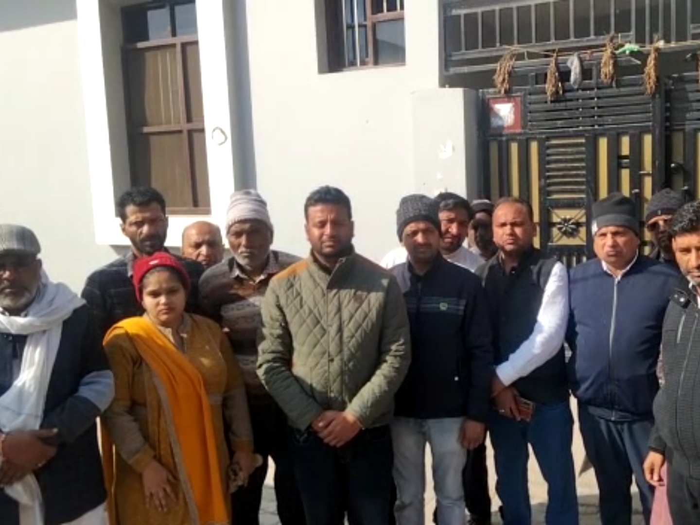 फतेहाबाद में फंदे पर लटकी मिली विवाहिता: 6 महीने पहले हुई थी शादी 3 घर के बाहर खड़े मृतका के मायके के लोग।