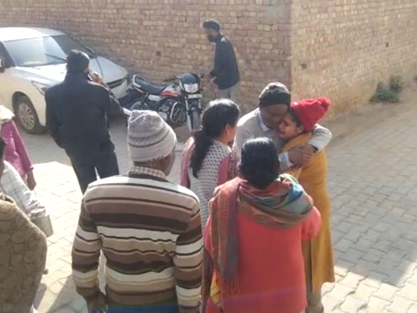 फतेहाबाद में फंदे पर लटकी मिली विवाहिता: 6 महीने पहले हुई थी शादी 2 बेटी को फंदे पर लटका देख रो पड़े परिजन।