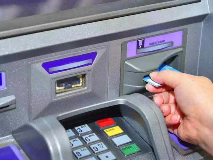 झोटवाड़ा के खातीपुरा रोड स्थित ATM पर रुपए निकालने गए बुजुर्ग व्यक्ति का ATM कार्ड बदलकर 72 हजार रुपए की चपत लगा दी। - Dainik Bhaskar