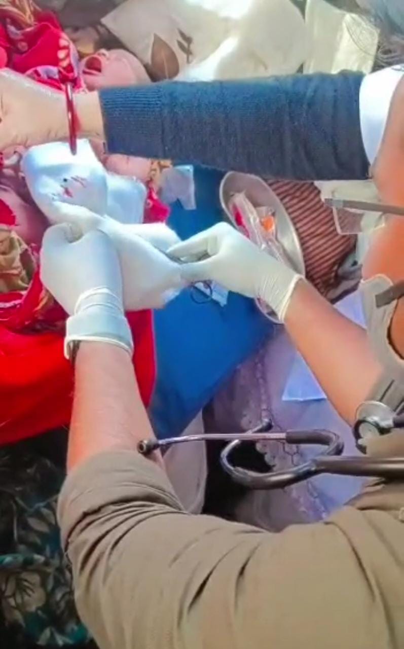 बच्चे की डिलीवरी करती रेलवे मंडल अस्पताल के डॉक्टरों की टीम।
