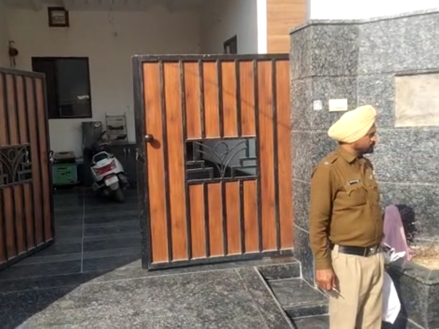 फतेहाबाद में फंदे पर लटकी मिली विवाहिता: 6 महीने पहले हुई थी शादी 4 घर में छानबीन के लिए पहुंची पुलिस।