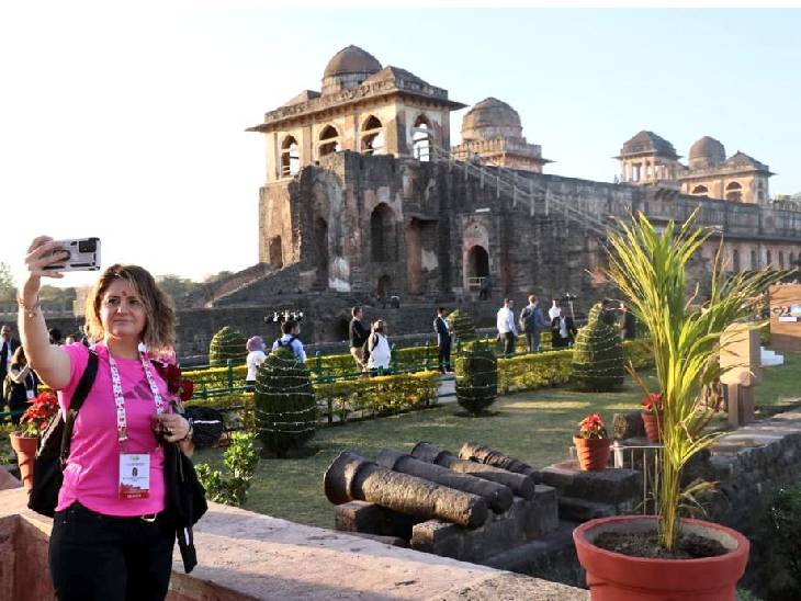 विदेशी मेहमानों को इंदौर की आवभगत काफी पसंद आई। मांडू के जहाज महल परिसर में सेल्फी लेकर यहां की खूबसूरती कैप्चर की।