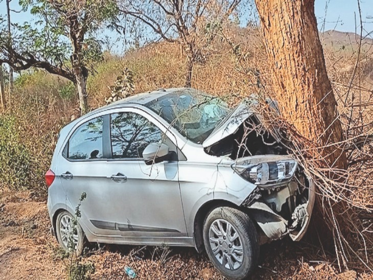 An uncontrolled car collided with a tree on the Garhwa-Ranka road, 6 ...
