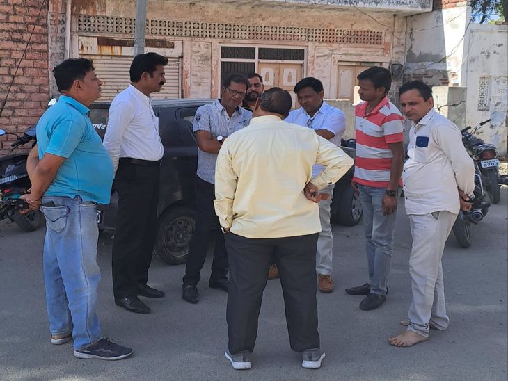 पाली के कांग्रेस भवन के बाहर बुधवार सुबह चर्चा करते कांग्रेस नेता।