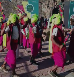 जहाज महल परिसर में अतिथियों के स्वागत में स्थानीय कलाकारों ने डांस किया। विदेशी मेहमान भी कलाकारों के साथ झूमने लगे।