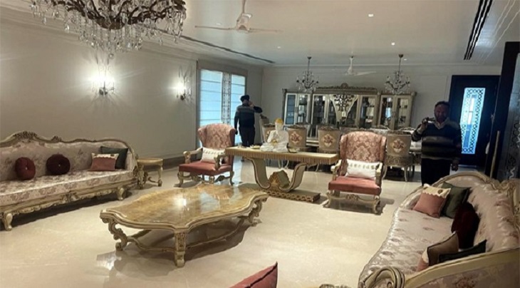 घर के अंदर जांच करते और वीडियो बनाते विजीलेंस के अधिकारी