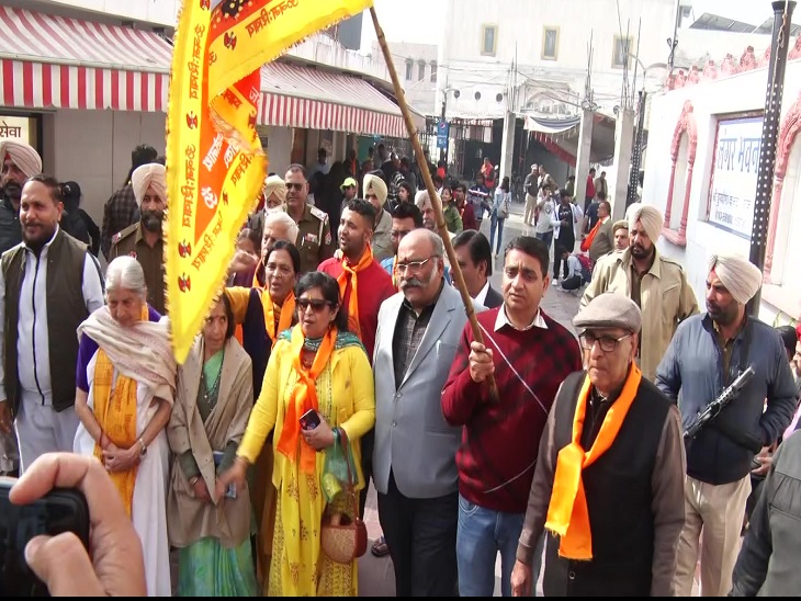 पाकिस्तान के लिए सिर्फ 55 श्रद्धालु हुए रवाना: 40 का वीजा रिजेक्ट 2 पाकिस्तान जाने से पहले दुर्ग्याणा मंदिर कमेटी ने सभी श्रद्धालुओं को सम्मानित किया।
