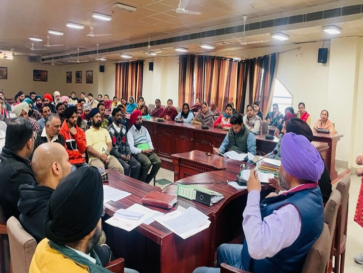 अमृतसर में NULM के तहत रोजगार के अवसर: नगर निगम ने 46 आवेदकों को दिलाया 2 लाख का लोन 2 बैठक में पहुंचे आवेदक और नगर निगम अधिकारी।