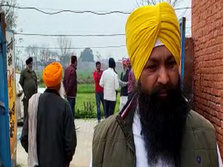 AAP सर्कल प्रधान रणदीप सिंह स्कूल की जांच की मांग करते हुए।