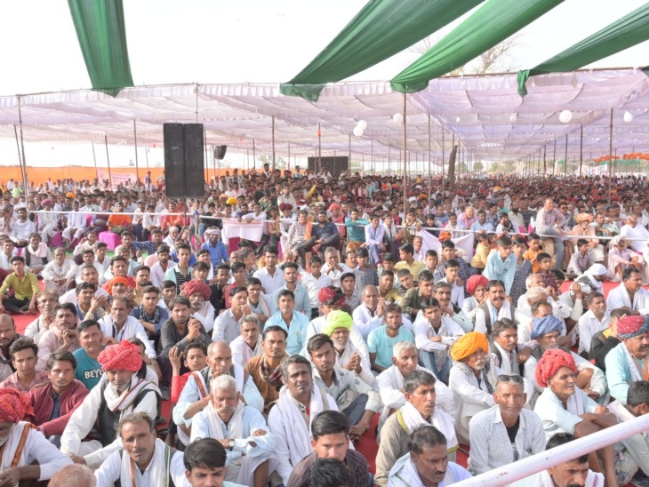 देई के बाबा श्याम मंदिर में गुरुवार को 121 फीट ऊंचा ध्वज स्थापित किया गया।