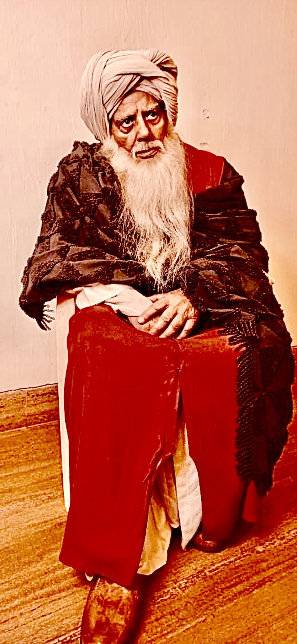 धर्मेंद्र ने शलीम चिश्ती के गेटअप में 2 फोटोज शयेर की थीं। दूसरी फोटो में वो बैठे हुए नजर आ रहे हैं।