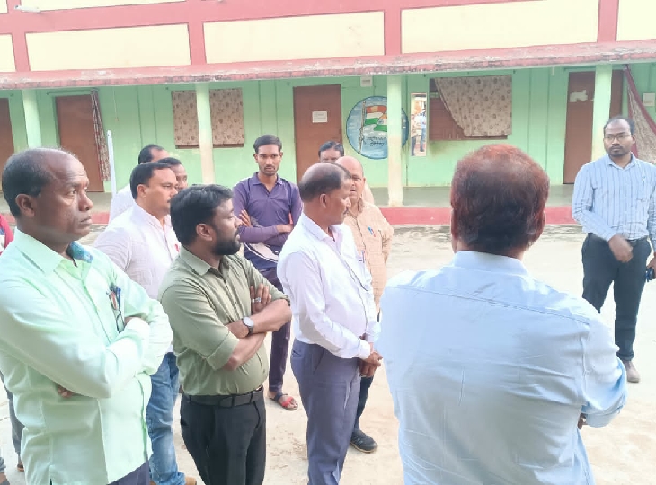 मौके पर मौजूद प्रशासन की टीम।