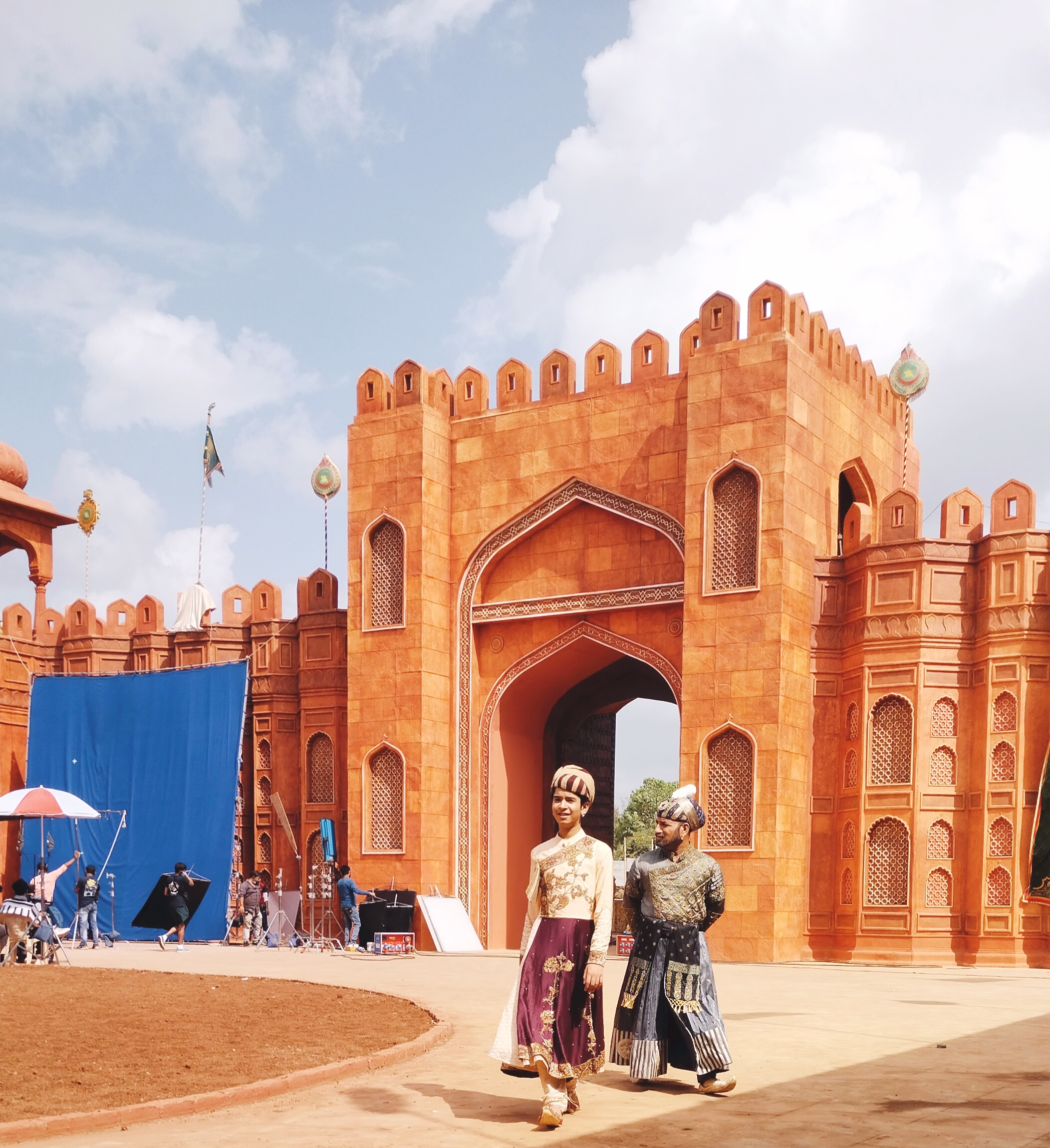 यह फोटो सीरीज के सेट की है, जहां कलाकर शूटिंग तैयारी कर रहे हैं।