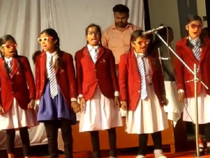 कार्यक्रम में सांस्कृतिक प्रस्तुति देतीं दिव्यांग छात्राएं।
