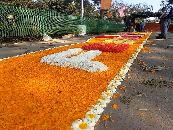 रोज फेस्टिवल को लेकर तैयारियां अंतिम दौर में: प्रशासक पुरोहित करेंगे उद्घाटन; गुलाब की 831 वैराइटी देखने को मिलेगी 2 रोज फेस्ट को लेकर गेट सजाया जा रहा है।