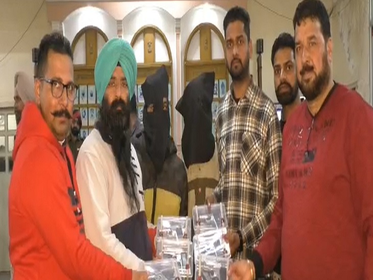 पुलिस गिरफ्त में हथियारों सहित बदमाश।