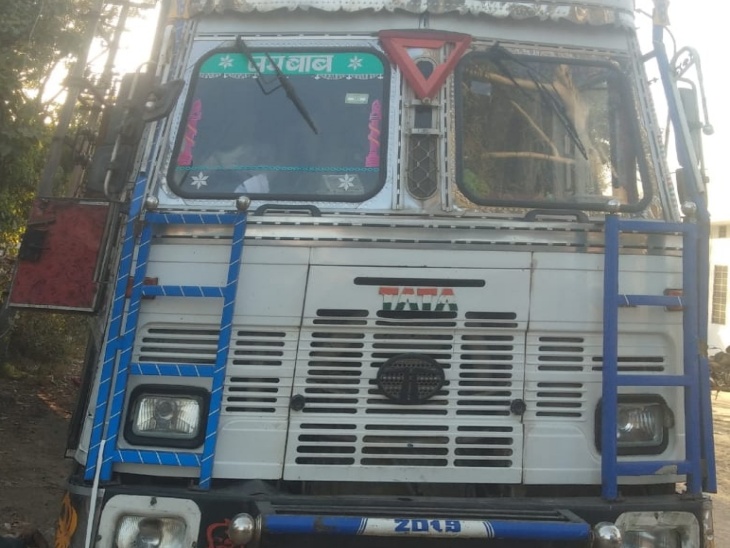 चौमूं पुलिस थाना इलाके के जैतपुरा औद्योगिक क्षेत्र में शुक्रवार शाम को बिजली ट्रांसफार्मर से  ट्रक के टकराने ड्राइवर की मौत हो गई। - Dainik Bhaskar