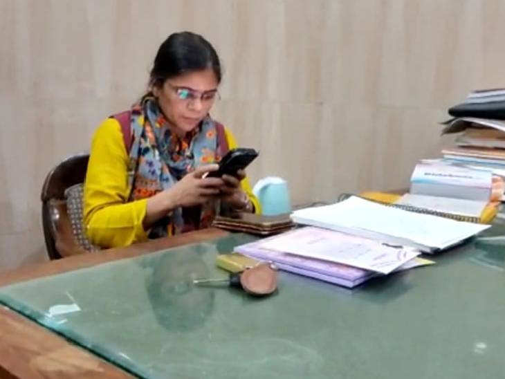 यह फोटो ऋचा सिंह की है। उन्होंने कहा, मैं लगातार निष्कासन का सामना कर रही हूं। यह निष्कासन कोई नया नहीं है।