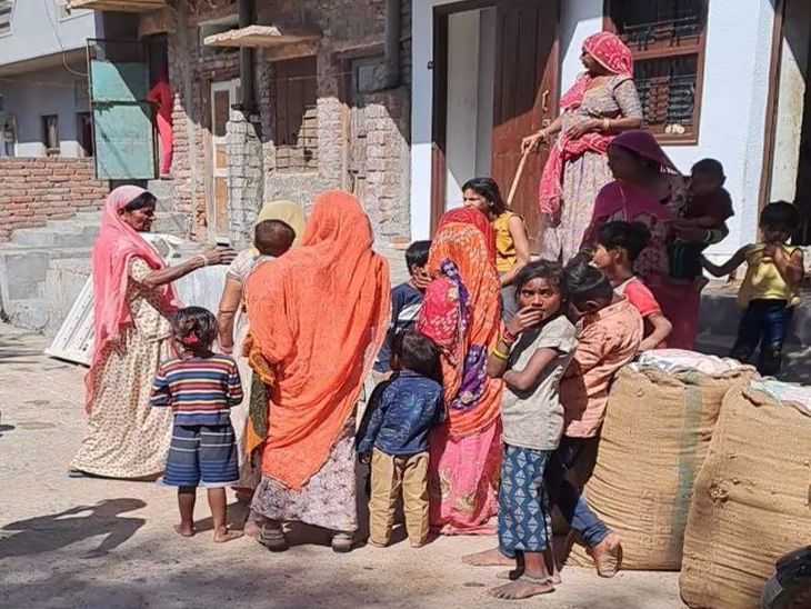 युवक की मौत के बाद मृतक की पत्नी व रिश्तेदार विलाप करते हुए।