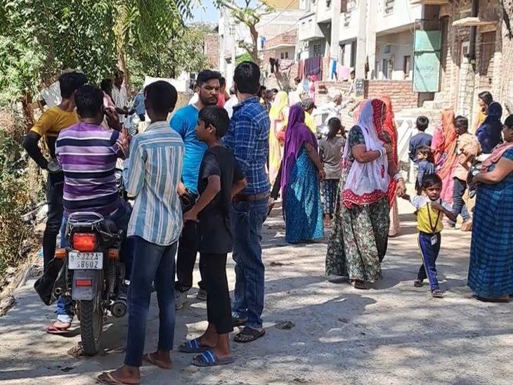 पाली के इन्द्रा कॉलोनी चौराहे के निकट युवक के आत्महत्या करने की खबर मिलने के बाद मौके पर जमा भीड़।