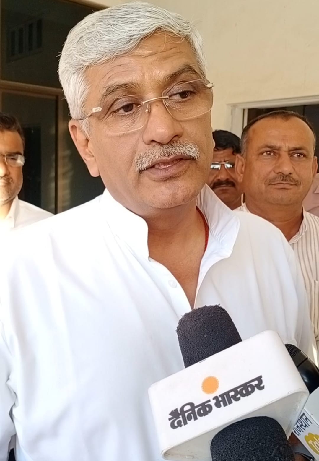 बाड़मेर में शुक्रवार को मीडिया से बातचीत में गजेंद्र सिंह ने कहा कि एक साल बाद सरकार ने फिर न जाने किसके दबाव में सेशन कोर्ट में अपील की थी।