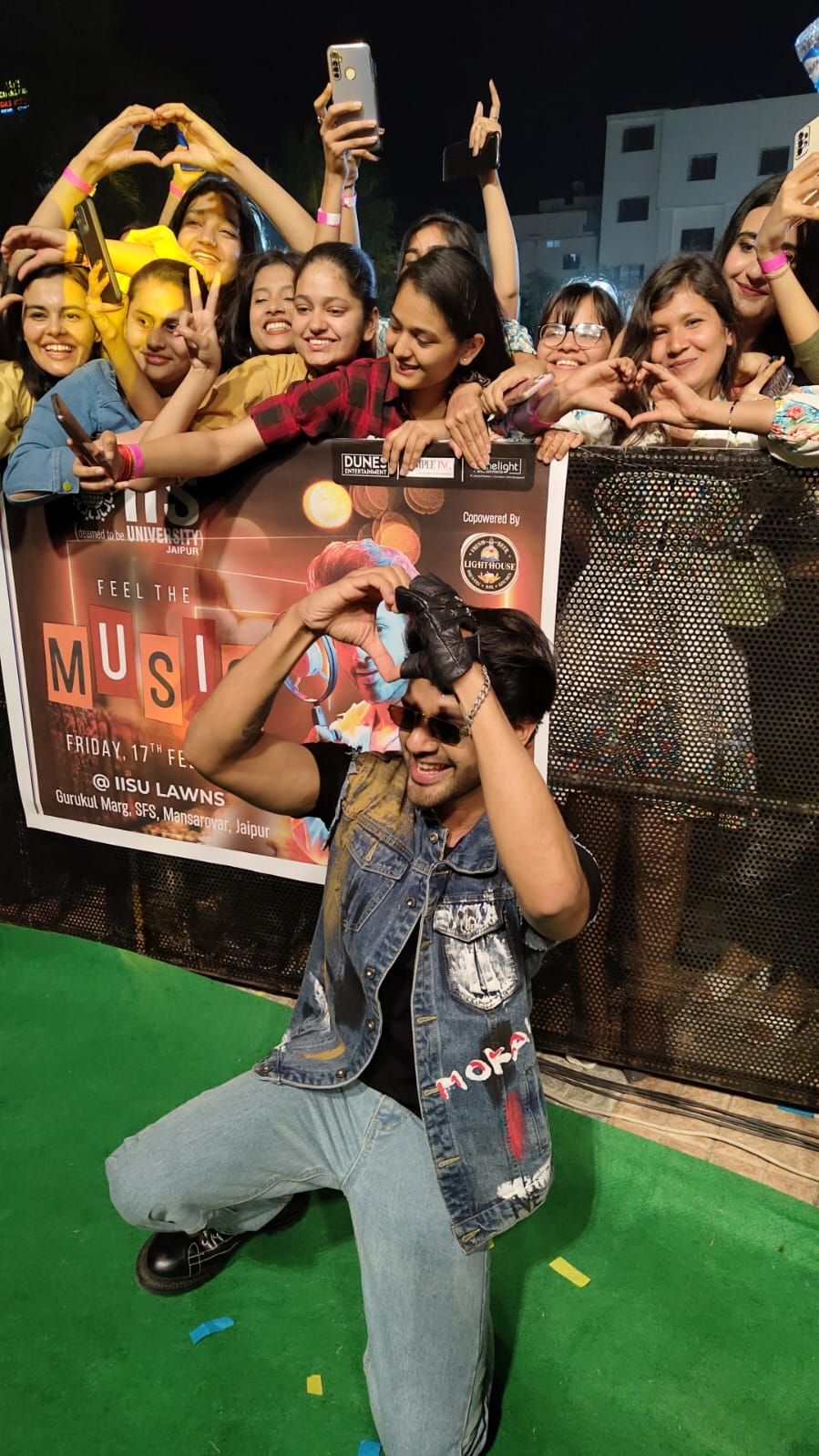 कॉन्सर्ट में आईआईएस यूनिवर्सिटी में स्टूडेन्ट्स और फैकल्टी मैम्बर्स में एक विशेष उत्साह दिखा।