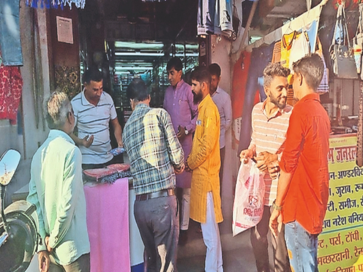 शिव बारात शोभायात्रा में शामिल होने के लिए पीले चावल बांटते शिवभक्त। - Dainik Bhaskar